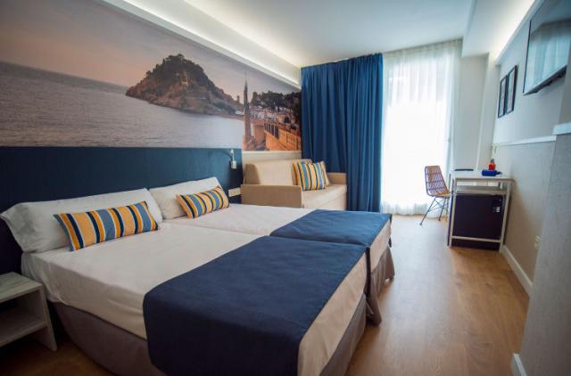 hotel-don-juan-tossa---room-superior-quadruple-closed-sofa-20