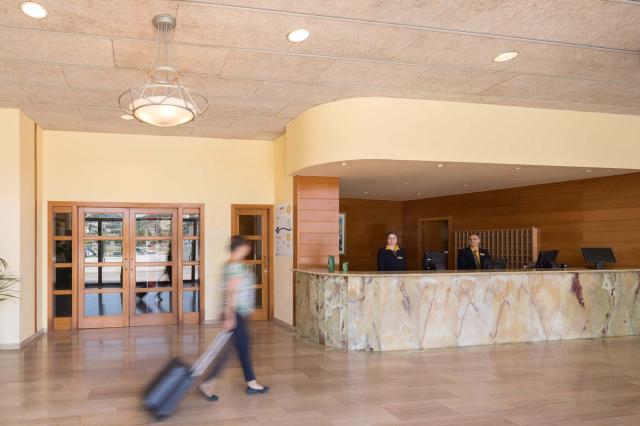 royalsunsuites-hall-reception-beach370