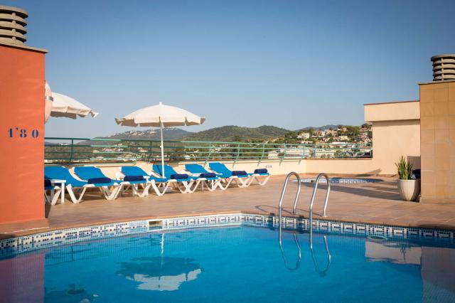 royalsunsuites-pool-relax-children837
