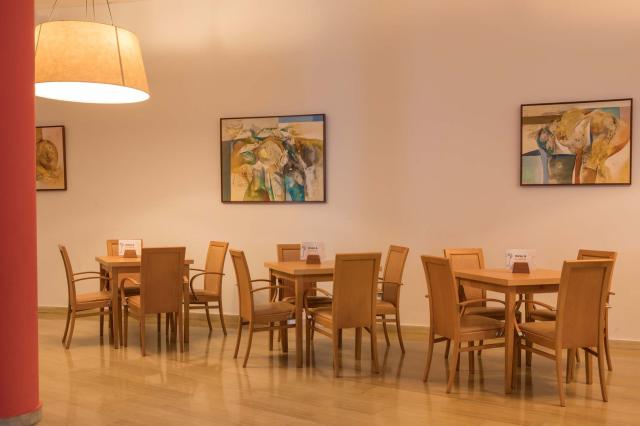 royalsunsuites-restaurant-family-happiness123