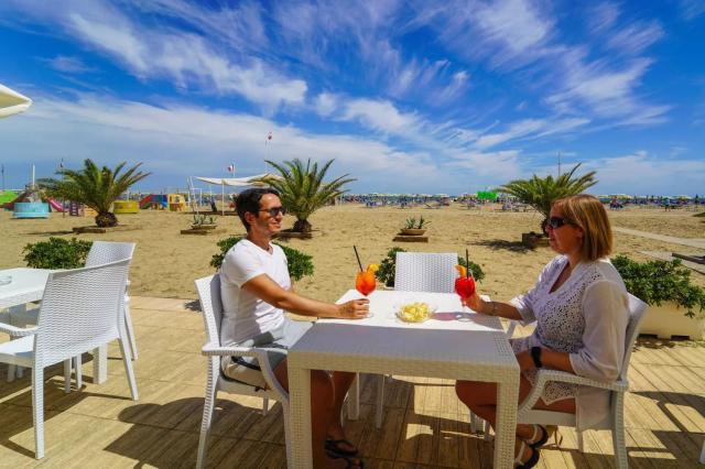 1639407970_fotogallery-04-hotel-rimini-aperitivo-sulla-spiaggia