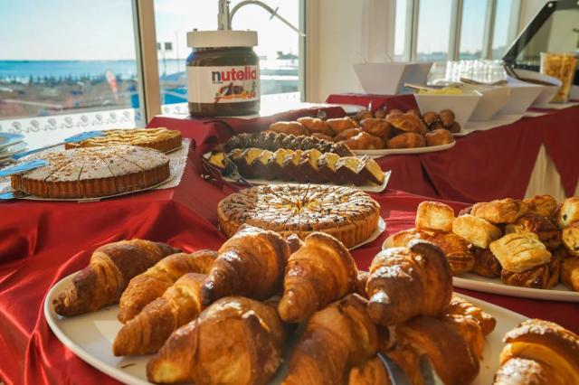 1639407974_fotogallery-10-hotel-rimini-colazione-vista-mare