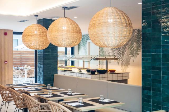 1716463776_08_Buffet_Restaurant.thigh