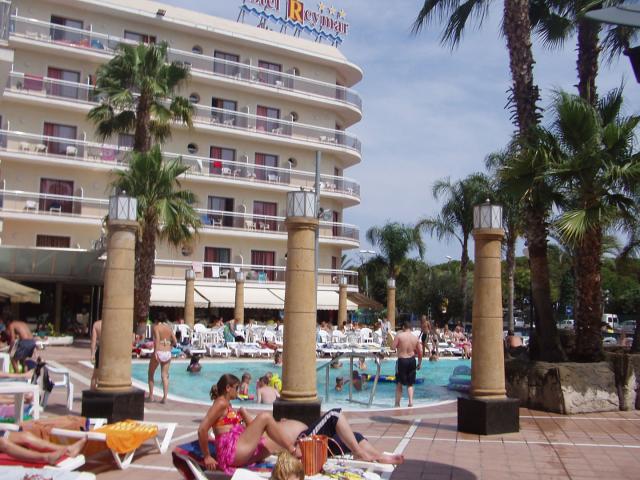 FACHADA Y PISCINA