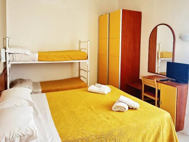 Carnaby-hotel-viserba-camera-matrimoniale-vista-mare3-768x577
