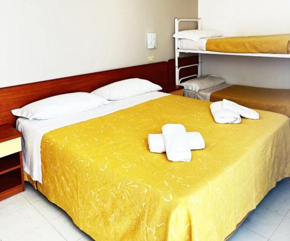 Carnaby-hotel-viserba-camera-matrimoniale-vista-mare2-768x638