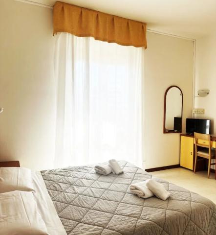 Carnaby-hotel-viserba-camera-matrimoniale-vista-mare-768x834