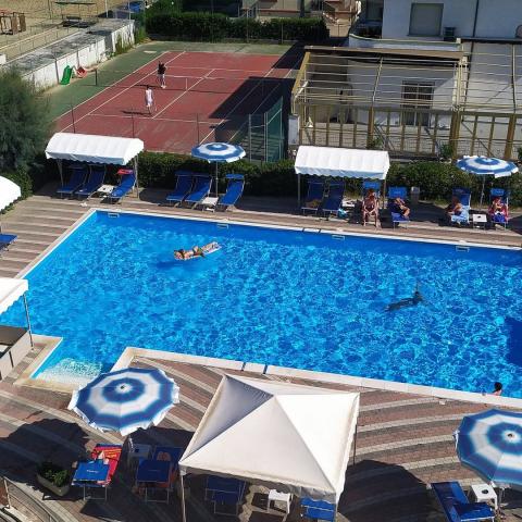 piscina-e-campo-tennis