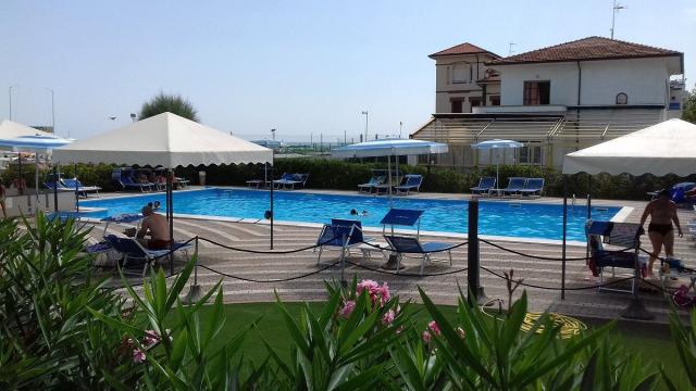 piscina-vista-dal-giardino