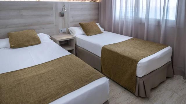 ght-habitacio-hotel-maritim-calella-11-1752483675