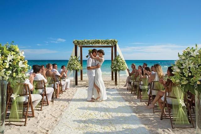 dreams_tulum_WED_Beach_People2_.jpg