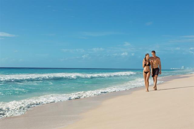 SEVCU-EXT-CoupleBeach1-2-CB.png