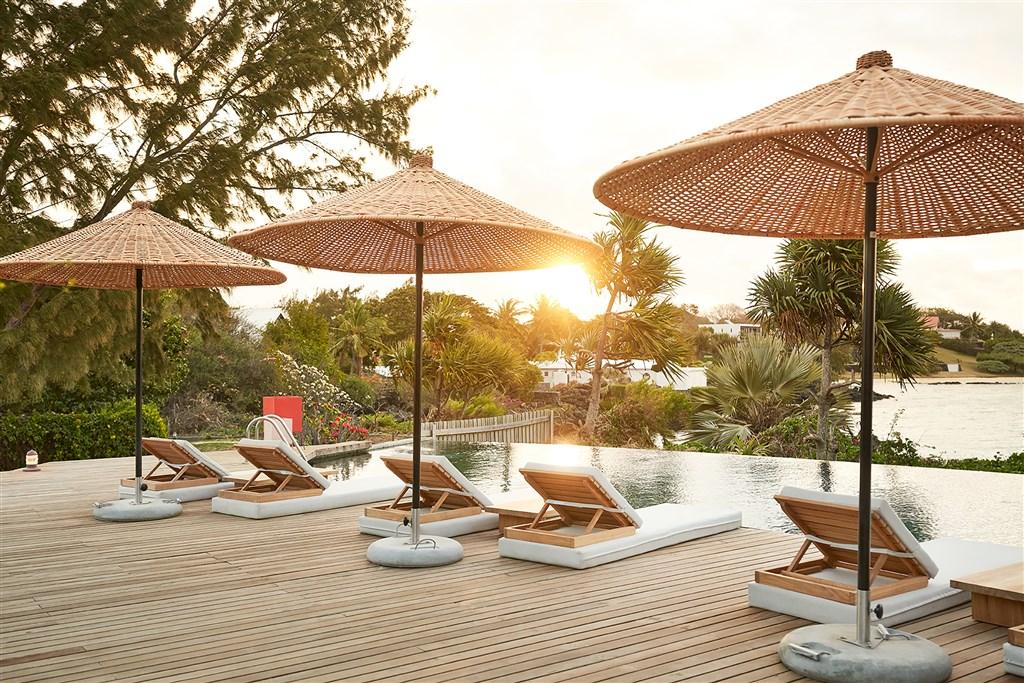 PCBH Peninsula Pool _ Piscine Peninsula 1.jpg