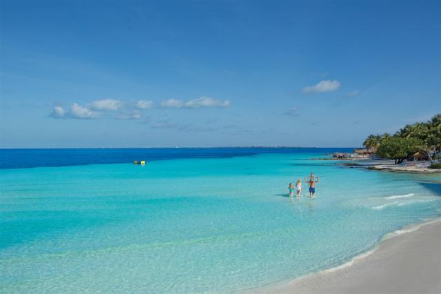 DRESC-EXT-Family-Beach1-1-CB.png