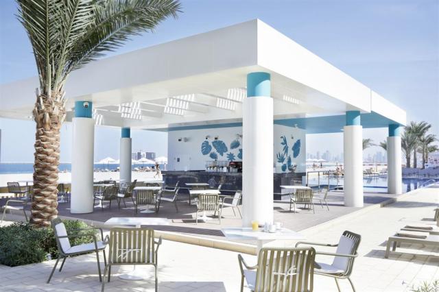 DUB_20_063---Poolside-bar.jpg