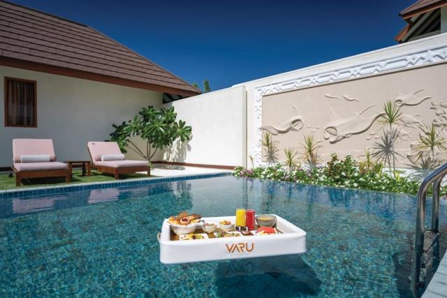 VARU-by-Atmosphere---Villas---Majlis-Floating-Breakfast---.jpg