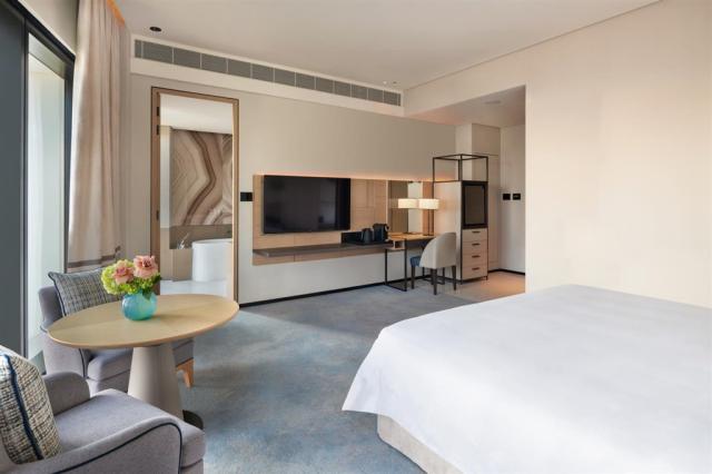 Deluxe-King-Room-(Marina-Facing)-.jpg