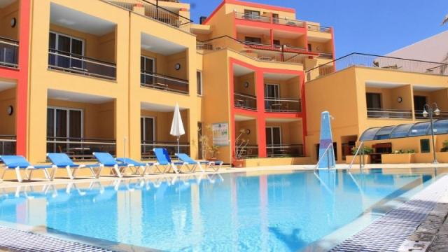 hotel-cais-da-oliveira-gallery37-outdoor-swimming-pool.jpg