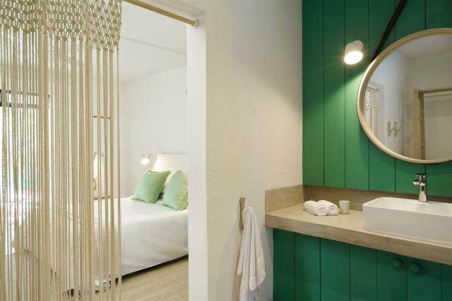 CDMA_Superior room_Chambre supérieure 03.jpg
