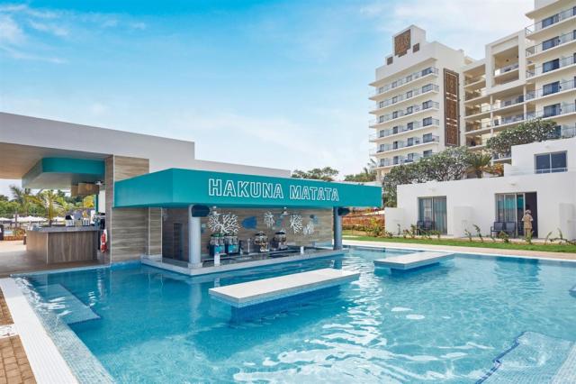 JBO_22_015---Swim-up-bar.jpg