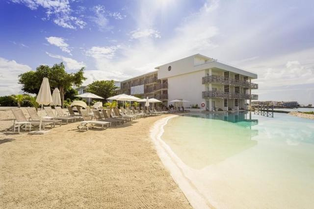Pool-Edge-Pool-and-Sunset-Butler-Suites-(2).jpg