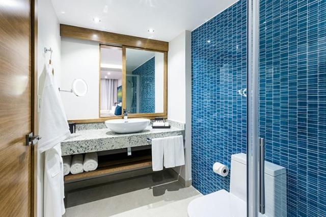 Sonesta-Ocean-Point-Junior-Suite-King-Bathroom-(2).jpg