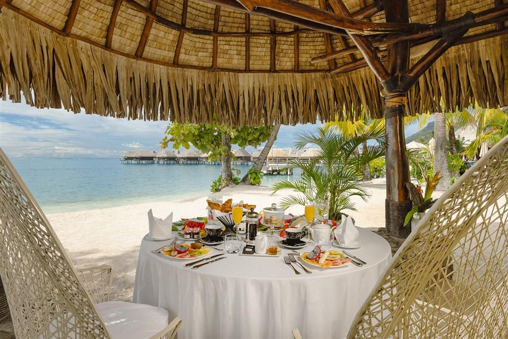 08 Private breakfast on the beach ©gregoirelebacon.jpg
