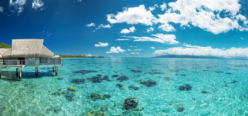 03 Luxury overwater horizon ©gregoirelebacon.jpg