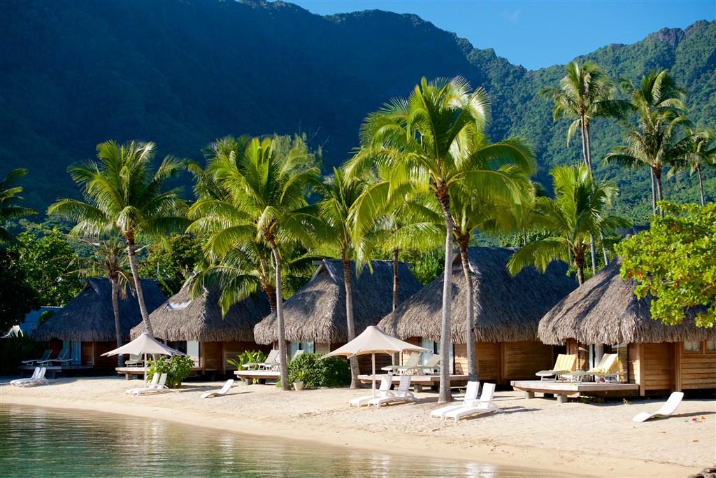 Manava Beach Resort Moorea Beach Bgls 1.jpg