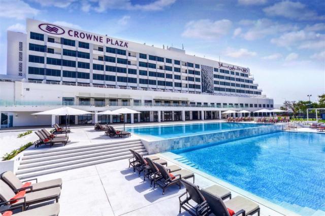 celkový pohled s bazénem Crowne Plaza.jfif