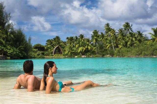 BOB Four Seasons Relaxing on the beach © D.Riddle.jpg