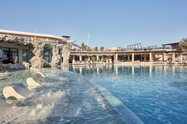 Adults_Pool_Area.jpg
