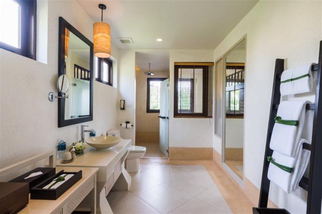 Grand Deluxe bathroom (2nd floor).JPG