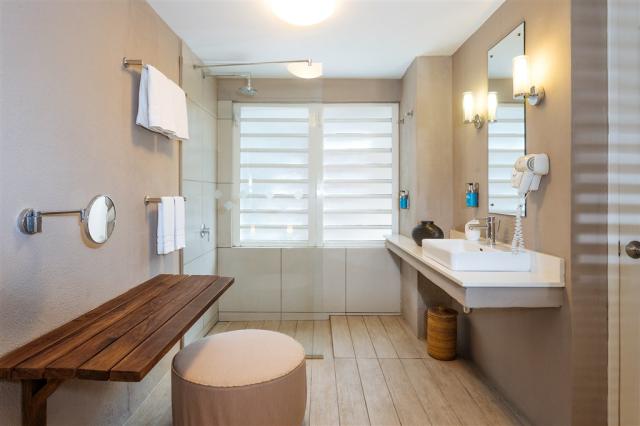 FA_Standard room_Chambre standard 02.jpg