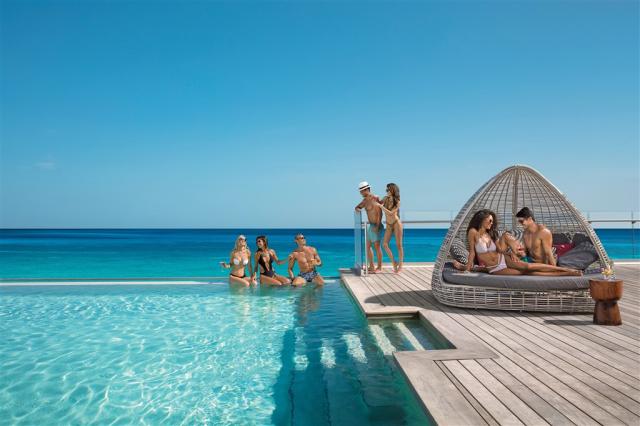 BREMB-Friends-Altitude-Infinity-Pool2-3B-CB.jpg
