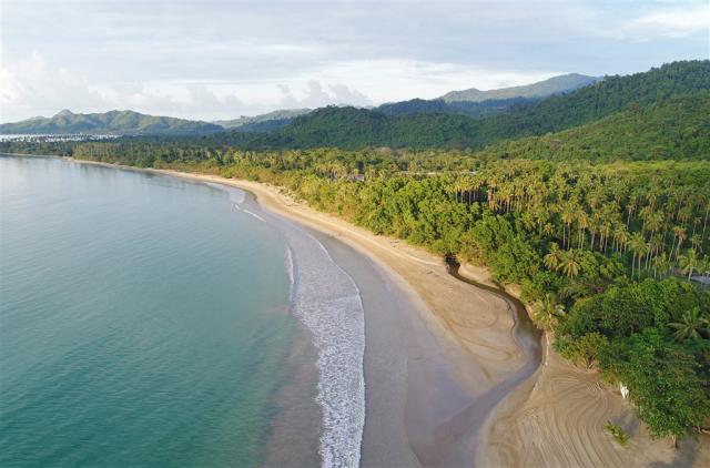4KM stretch of Lio Beach.jpg