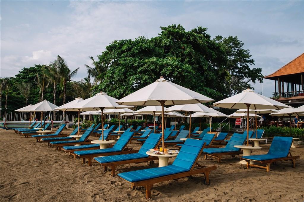 Respati Beach Hotel - pláž se slunečníky a lehátky 2.jpeg
