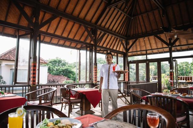 Respati Beach Hotel - restaurace.jpeg