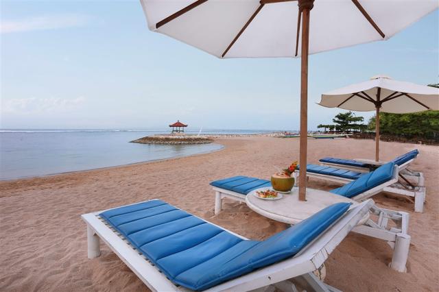 Respati Beach Hotel - pláž s lehátky.jpg