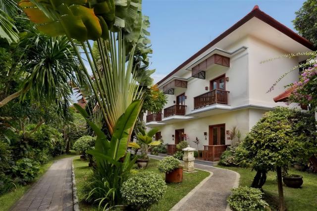 Respati Beach Hotel - hotelová budova a zahrada 2.jpg
