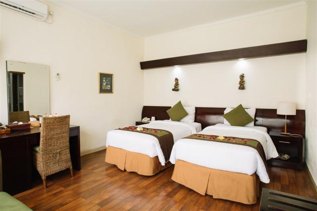 Respati Beach Hotel - pokoj s dvěma oddělenými postelemi.jpeg