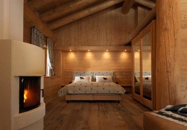 luxury-chalets-dolomites-letto-camera-scaled.jpg