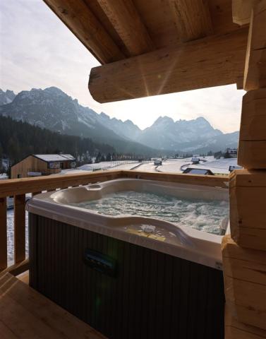 luxury-chalets-dolomites-idromassaggio-scaled.jpg