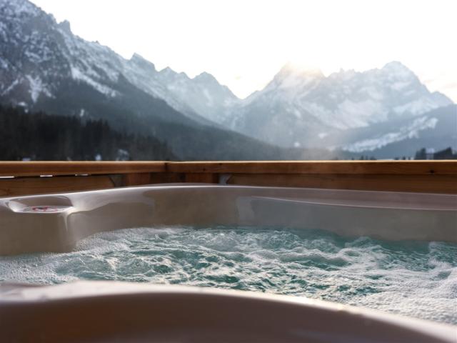 luxury-chalets-dolomites-vasca-con-vista-scaled.jpg