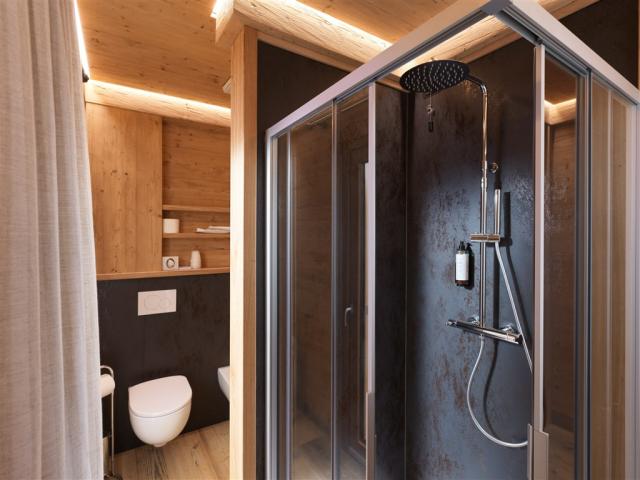 luxury-chalets-dolomites-bagno-scaled.jpg