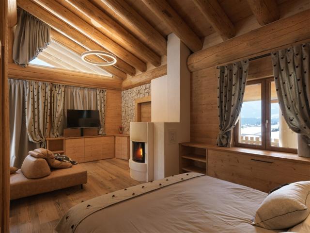 luxury-chalets-dolomites-camera-salotto-scaled.jpg