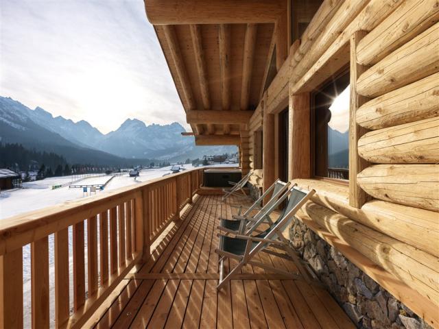luxury-chalets-dolomites-esterno-sdraio-scaled.jpg