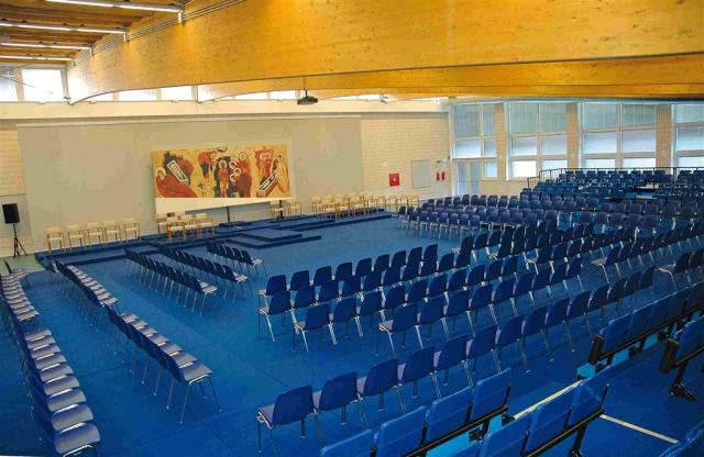 Auditorium con sedie bassa risoluzione.jpg
