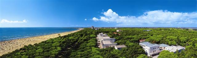 Villaggio dall'alto con mare.jpg