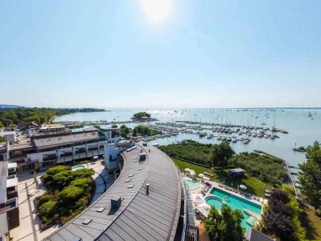 HOTEL GOLDEN LAKE RESORT